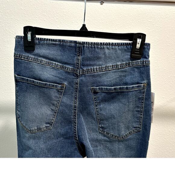 Tinseltown Juniors Pull-On Flare Jeans, Medium Wash, Size 5 – Stylish & Comfy - Picture 7 of 8